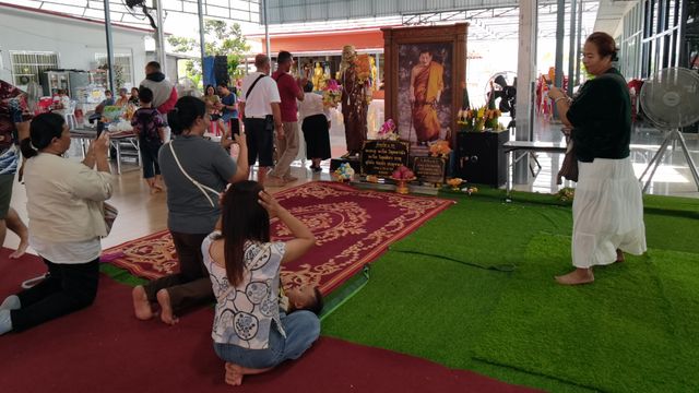 พลังศรัทธาเนืองแน่น คอหวยแห่ส่อง "เลขเด็ดงวดนี้" ในกระถางธูปธรรมอุทยานหลวงปู่ศิลา